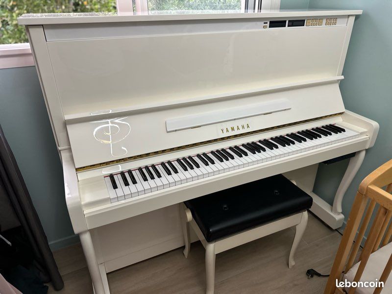 Piano droit Yamaha avec système silencieux